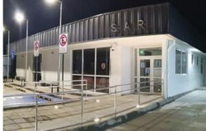 Paciente drogada arremetió contra funcionarios del SAR: seis lesionados