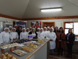 Mujeres emprendedoras de Magallanes se capacitan en pastelería y panadería