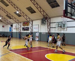 Vientos del Estrecho derrotó ajustadamente a Pistoleros y lidera el Campeonato de Básquetbol Laboral