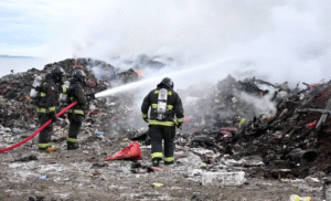 Se mantiene la emergencia comunal por incendio en vertedero de Natales