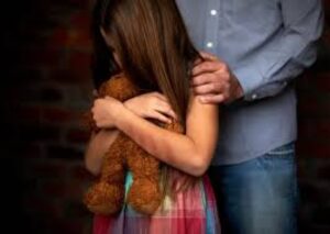 Hombre que abusó sexualmente de su hija de 7 años cumplirá condena en libertad