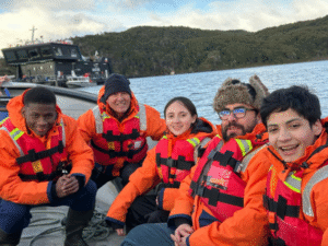 Jóvenes de ONG Nobeles visitaron salmonera