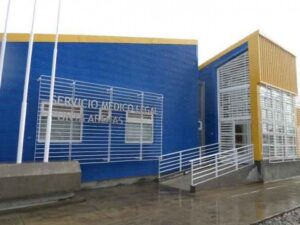 Centralismo y falta de personal explicarían demora en peritajes por negligencia médica
