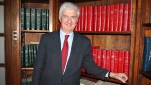 Sorprenden a director nacional del SII pagando menos impuestos de los que corresponde