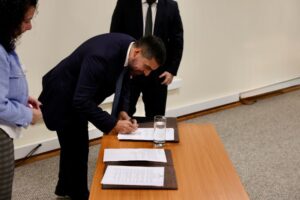 Octavio Salinas Cabrera jura como nuevo juez titular del Tribunal de Juicio Oral