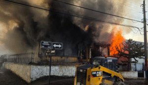 Rescataron a adulta mayor desde  incendio que destruyó su vivienda