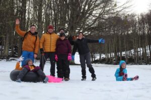 El espíritu familiar del invierno sigue vivo en el Club Andino, pese a la escasa nieve