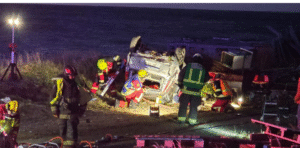 Conductor quedó atrapado tras volcar en sector Discordia