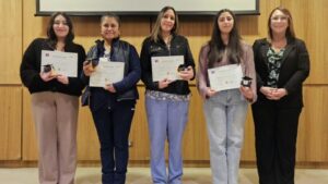 Salud entrega cincuenta becas a estudiantes magallánicos destacados