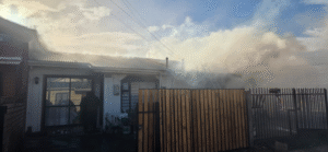 Niña y su mascota alcanzaron a escapar de incendio que destruyó su vivienda