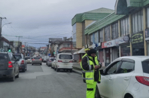 Tarjeteros de estacionamientos enfrentan agresiones y usuarios acumulan diversas deudas