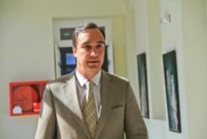 Gobernador Flies enfrentará en tribunales a parlamentarios y cores querellados por injurias