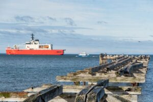 Rompehielos Almirante Viel inició su travesía antártica