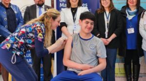 Escolares rezagados en campaña escolar pueden asistir a vacunatorios públicos y privados
