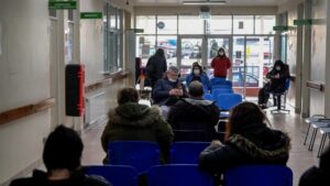 Hasta cuatro horas de espera: consultas respiratorias se disparan y llegan a 70%