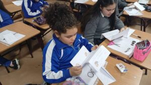 Escolares del Contardi recibieron cartas de sus pares de colegio de Alto Hospicio