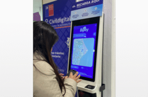 Instalan tótem de autoatención para usuarios del transporte público mayor en Zonaustral
