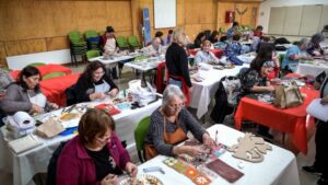 Adultos mayores retomaron con alegría y dedicación el taller de mosaico