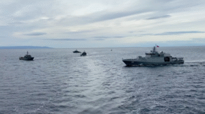 La flota Austral de la Armada De Chile navegando por el Estrecho De Magallanes