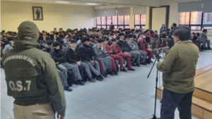 Carabineros busca prevenir hechos violentos con charlas en colegios