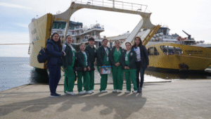 Estudiantes de Liceo Sara Braun continuarán prestando atención a pasajeros de Tabsa