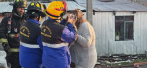 Bomberos rescataron a cuatro mascotas desde incendio en la población Calixto