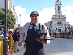 Garzones de Punta Arenas pusieron a prueba toda su destreza en la carrera dieciochera