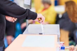 Comisión despacha a Sala proyecto que sanciona a quienes no concurran a votar