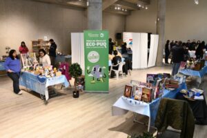 Con 20 emprendedores se da inicio a Feria ECO-PUQ en ZonAustral