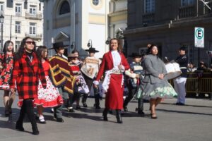 Más de mil estudiantes y educadores desfilaron en honor a las Fiestas Patrias