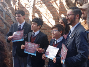 Estudiantes expusieron posters basados en investigaciones científicas