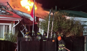 Mujer muere y pareja queda gravemente herida en medio de voraz incendio