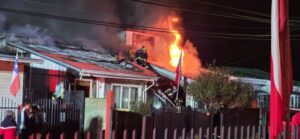 Tragedia en la población Manuel Chaparro: Incendio deja una víctima fatal y un herido grave