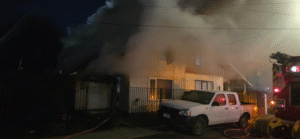 Familia escapó entre las llamas desde incendio que destruyó su vivienda