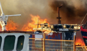 Incendio destruyó embarcación pesquera artesanal en sector Leñadura