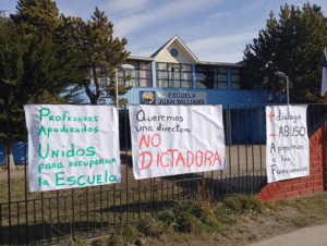 Apoderados de Escuela Juan Williams se  manifestaron denunciando irregularidades