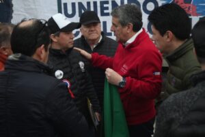 Gobernador Alejandro Santana recibe a camioneros que llegaron a Puerto Montt