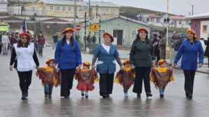 Cerro Sombrero realizó desfile por Fiestas Patrias