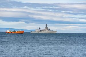Fragata “Almirante Blanco” llega a Punta Arenas para iniciar entrenamiento