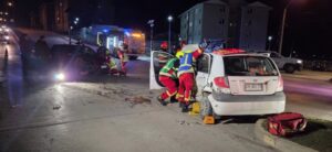 Colisión deja a una mujer lesionada y moviliza a equipos de emergencia