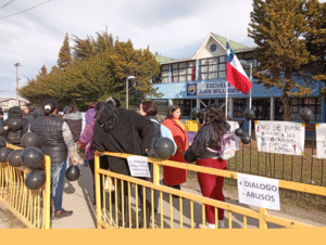Apoderados de Escuela Juan Williams se manifestaron denunciando irregularidades