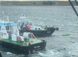 Armada y civiles evitan tragedia de kayakista a la deriva