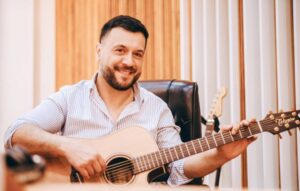 La voz de Uruguay Lucas Sugo inicia su esperada gira por Santiago y el sur de Chile