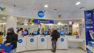 Hasta 55% de descuento recibirán usuarios Fonasa en Farmacias Salcobrand
