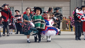 Masivo esquinazo dio vida al inicio de las Fiestas Patrias en Punta Arenas