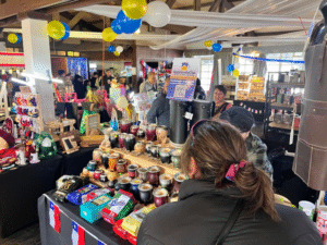 Emprendedores organizaron segunda feria uniendo negocios con la música local