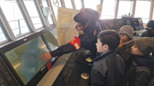 Estudiantes recorrieron dependencias  del Rompehielos Almirante Óscar Viel