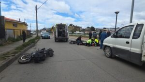 Motociclista resulta lesionado tras colisionar con camión en Costanera del Río Norte
