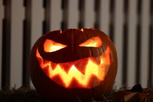 Alertan por aumento de “hechizos digitales” en Halloween usando IA y manipulación