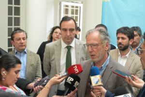 Gobierno anuncia fecha para devolver cobros de luz